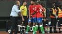 L'entraîneur belge de la Gambie Tom Saintfiet donne des consignes à ses joueurs durant le match contre la Tunisie à Limbé, le 20 janvier 2022  