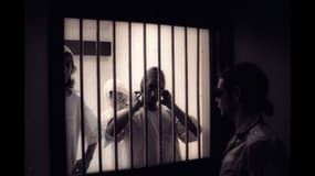 Une photo prise durant "l'expérience de Stanford" par le professeur Zimbardo, en 1972, aux États-Unis.