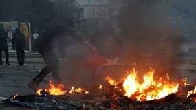 Des manifestants brûlent un drapeau français devant la caserne de Furiani, le 27 mars 2022. 