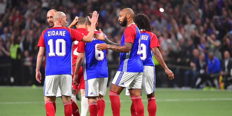 Zinedine Zidane et Thierry Henry lors des 20 ans du titre mondial de l'équipe de France, le 12 juin 2018