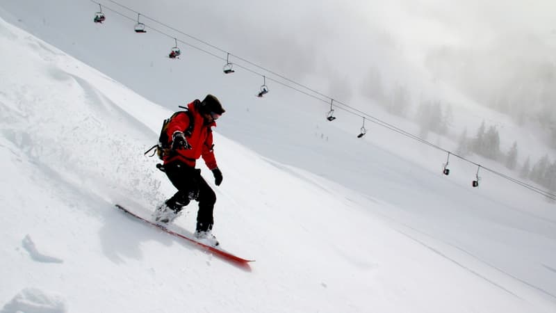 La sécurité sociale contestait cette solution car la décision de faire du ski durant cette journée de liberté avait été prise par le salarié seul.  