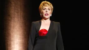 La comédienne Sylvie Joly se produit, le 27 mai 2002, au Théâtre du Palais Royal à Paris.