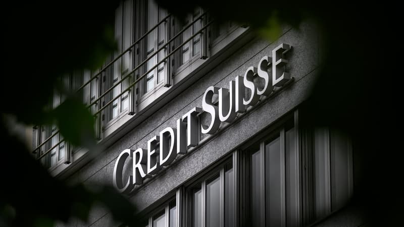 Le Parlement suisse critique la fusion entre Credit Suisse et UBS