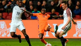 Le Néerlandais Quincy Promes entre Pogba et Koscielny 