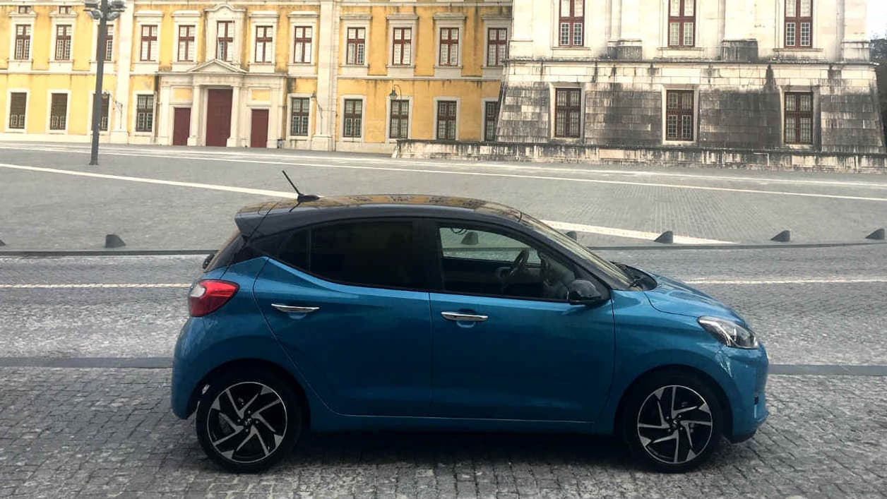 Longue de 3,67 mètres, la i10 se positionne face aux Renault Twingo, Peugeot 108 ou encore Fiat 500. Longue de 3,67 mètres, la i10 se positionne face aux Renault Twingo, Peugeot 108 ou encore Fiat 500.