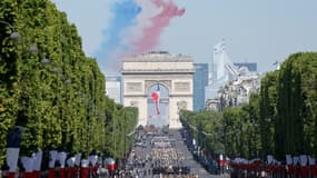 La Patrouille de France survole l'Arc de triomphe lors du défilé militaire, le 14 juillet 2022 à Paris.