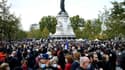 La foule venue saluer la mémoire de Samuel Paty place de la République à Paris le 18 octobre 2020