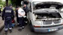 Des policiers contrôlent le niveau de pollution d'un véhicule utilitaire, à Paris. (Photo d'illustration)