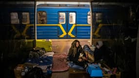 Une femme tient son chat dans le métro de Kiev, le 8 mars 2022