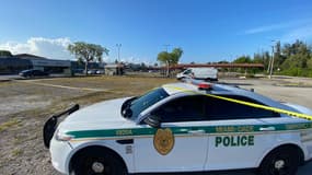Une voiture de police devant la scène d'une fusillade à Miami en Floride, le 30 mai 2021. Trois hommes ont tiré sur la foule devant une salle accueillant un concert avant de prendre la fuite. 