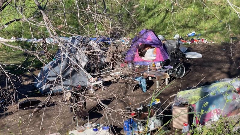 Un campement installé en bordure de l'A8, à Nice.