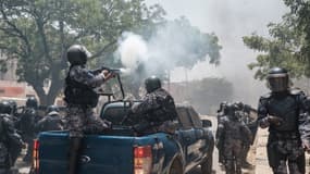 Des policiers ont tiré des gaz lacrymogènes à Dakar, le 1er juin 2023