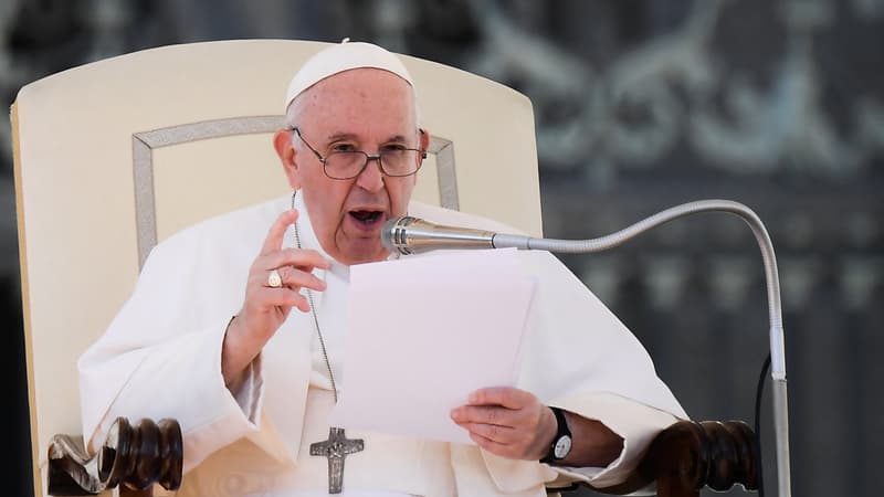 Le pape François s'exprime au mouvement de la Communion et de la Libération place Saint-Pierre au Vatican, le 15 octobre 2022