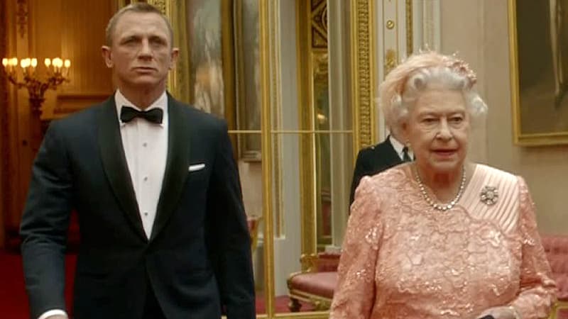 Daniel Craig et la reine Elizabeth II en 2012, lors de la cérémonie d'ouverture des JO de Londres.