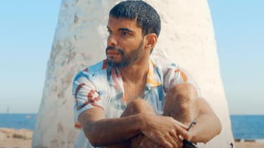 Sami Outalbali dans le clip de "Coup de Blues/Soleil"