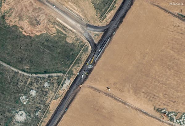 Des images satellite montrent la construction d'un mur à la frontière entre la bande de Gaza et l'Égypte, à Rafah, publiées le 15 février 2024