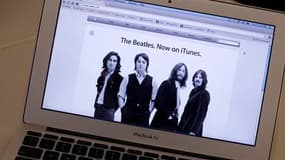 Moins de vingt-quatre heures après leur entrée sur la boutique de vente de musique en ligne iTunes, les albums des Beatles se bousculaient mardi en tête des téléchargements. /Photo prise le 16 novembre 2010/REUTERS/Mike Segar