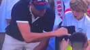 Un homme vole une casquette offerte à un enfant par Kamil Majchrzak à l'US Open le 28 août 2025