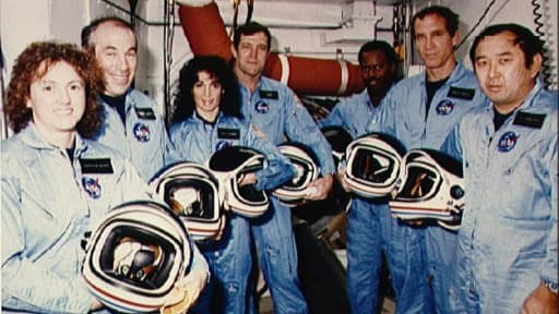 De g à d: Sharon Christa McAuliffe, Gregory Jarvis, Judith A. Resnik, Francis R. Scobee, Ronald E. McNair, Mike J. Smith, Ellison S. Onizuka, membres de la mission Challenger posent au Centre spatial Kennedy en Floride, le 9 janvier 1986