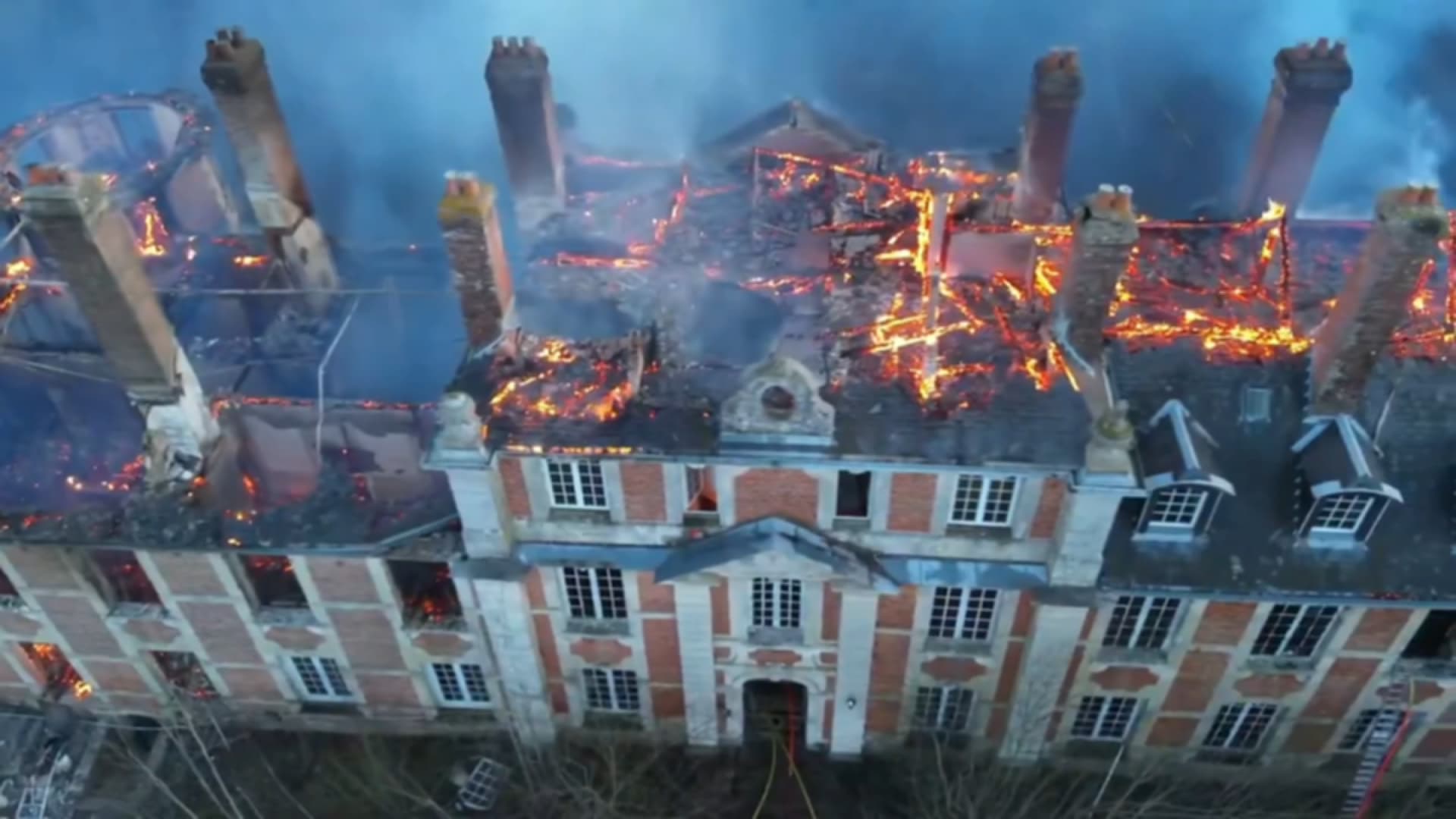 Le château de Serquigny en feu.