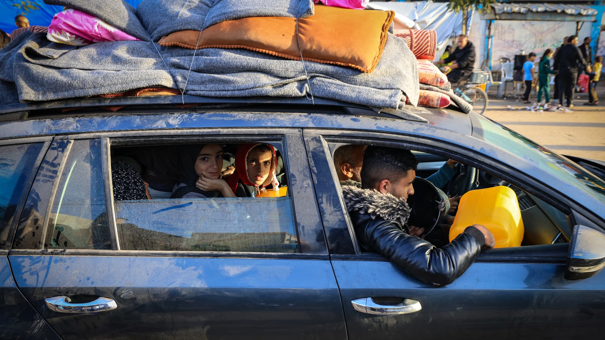 Les Palestiniens qui s'étaient réfugiés dans des abris temporaires retournent chez eux dans l'est de Khan Yunis, dans le sud de la bande de Gaza, pendant les premières heures d'une trêve de quatre jours dans les combats entre Israël et les militants du Hamas, le 24 novembre 2023.