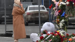 Une femme en pleurs devant un mémorial improvisé à Krasnogorsk après l'attaque meurtrière au Crocus City Hall, près de Moscou, en Russie, le 23 mars 2024