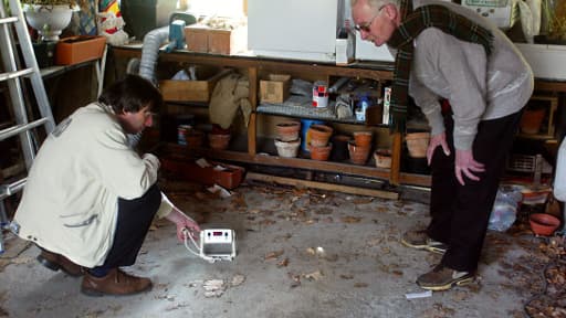 Un technicien de la CRIIRAD mesure le taux de radiation gamma dans une maison à Gif-sur-Yvette construite sur des déchets radioactifs et présentant de fortes accumulations de radon.