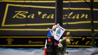Des fleurs fixées à un feu de circulation le 18 novembre 2015 devant le Bataclan à Paris
