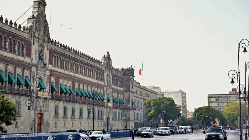 Mexique: des manifestants défoncent la porte du palais présidentiel à Mexico