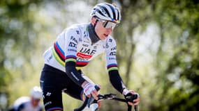 Tadej Pogacar avec son maillot de champion du monde de cyclisme le 11 avril 2025
