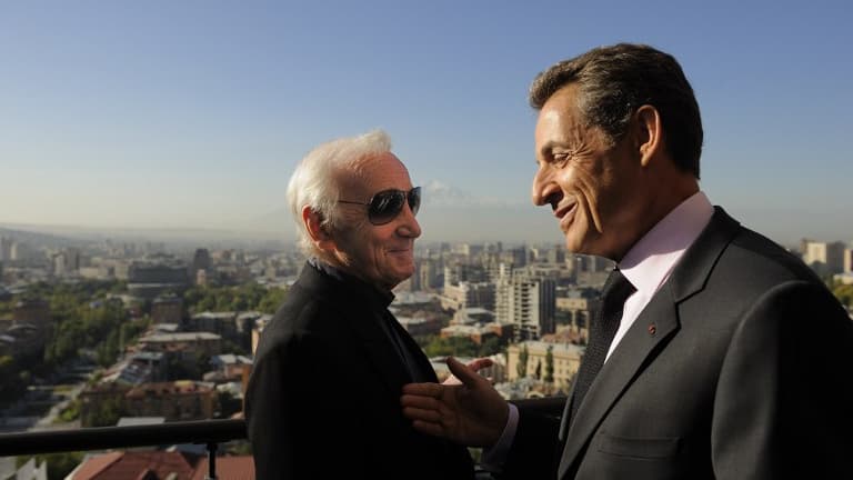 Charles Aznavour avec Nicolas Sarkozy, à Erevan, en 2011.