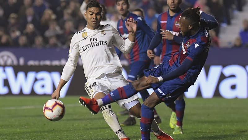 Casemiro au duel avec Doukouré