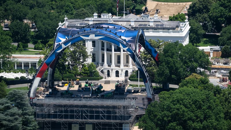 "La tour Eiffel aussi devait être démontée": Donald Trump envisage de laisser la gigantesque arche bâtie pour l'UFC Freedom 250 devant la Maison-Blanche