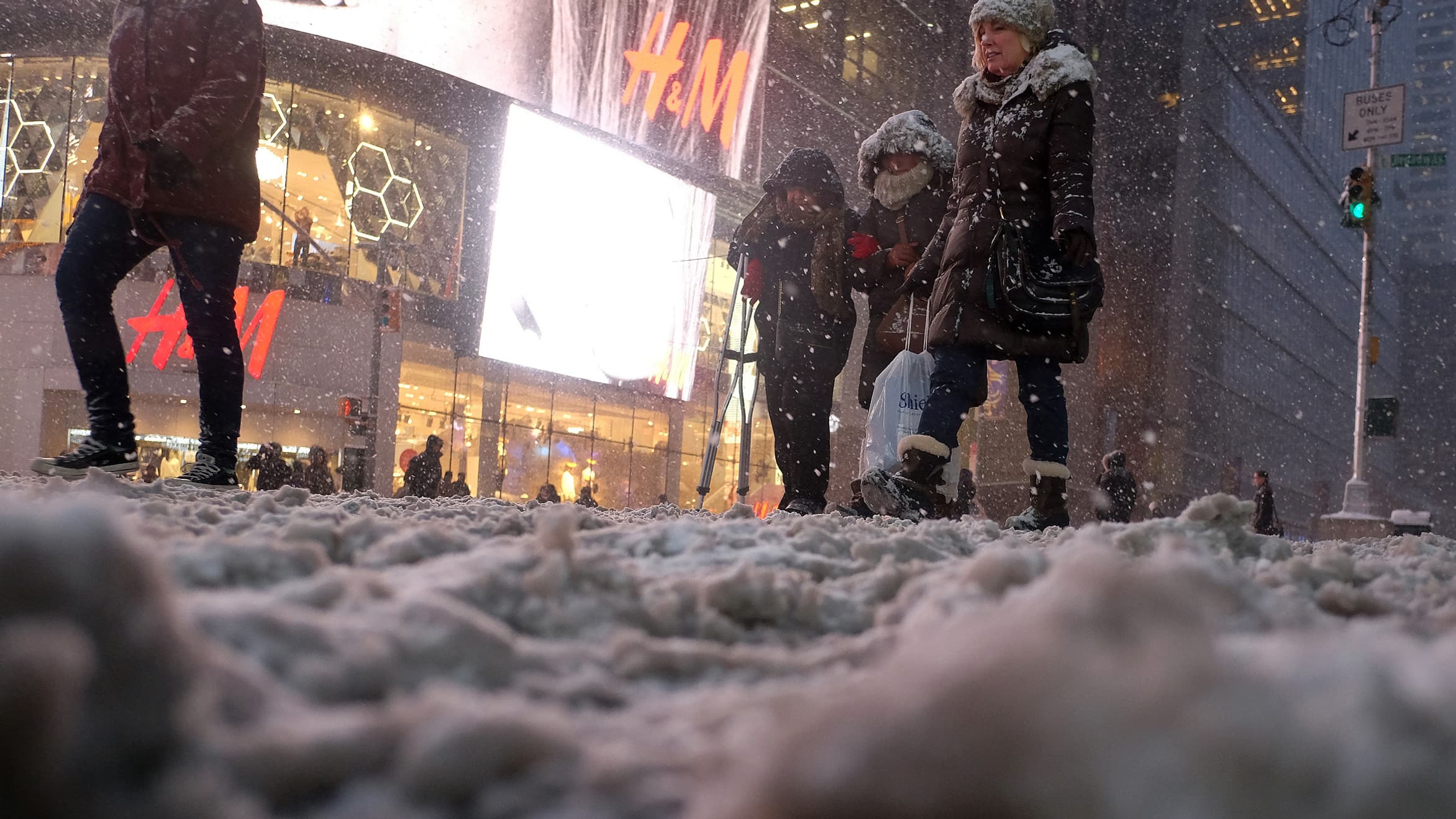 Dans le quartier de Times Square, lundi 26 janvier au soir. 