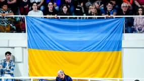 Drapeau ukrainien lors d'un match de volley en France. 