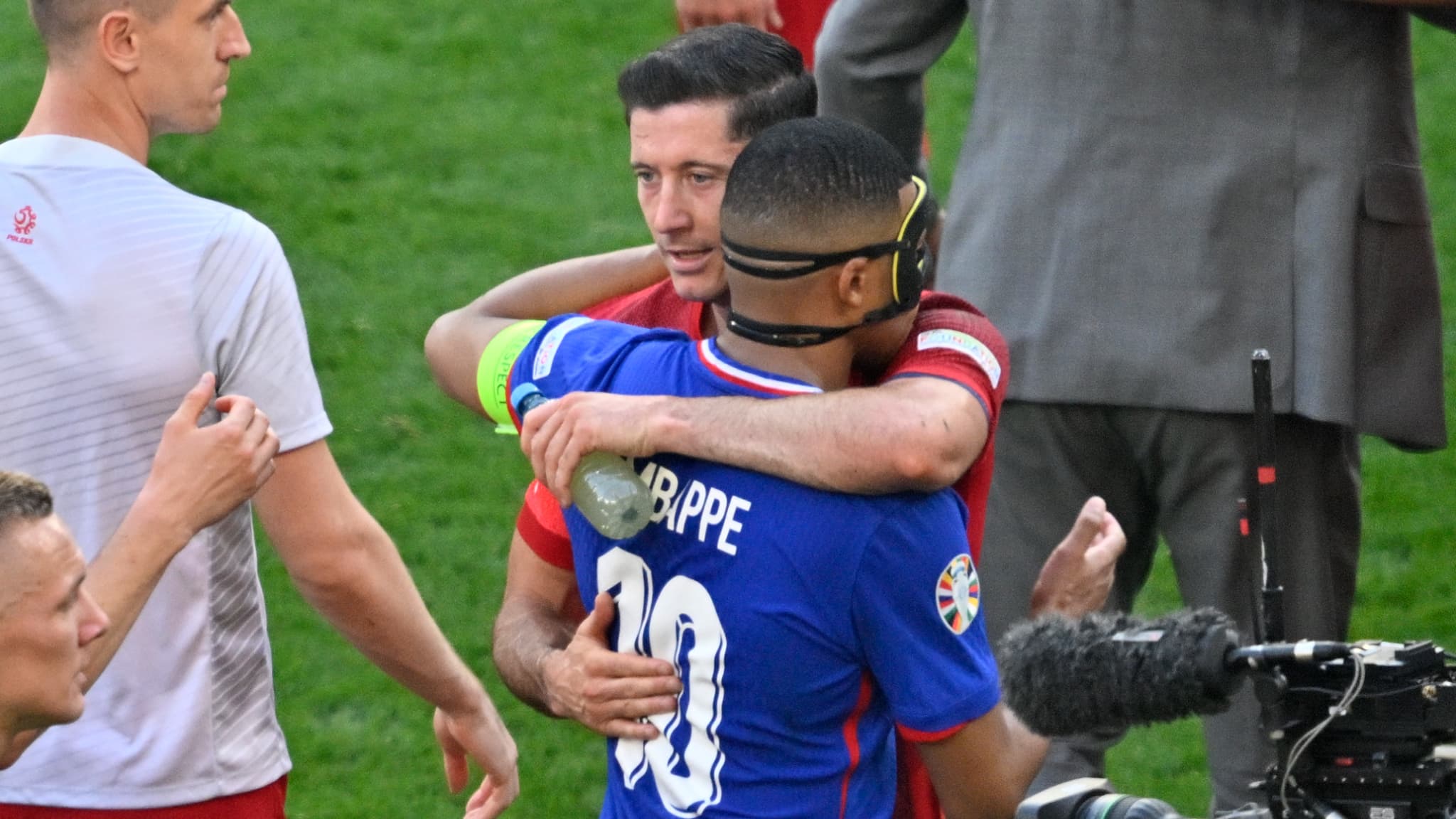 Les réconciliations entre Mbappé et Lewandowski après France-Pologne, le 25/06/2024 à l'Euro