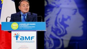 Le vice-président de l'Association des maires de France (AMF) et maire d'Issoudun, André Laignel lors du 103e Congrès des maires à Paris le 18 novembre 2021