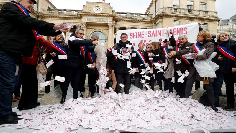 Les élus de Seine-Saint-Denis ont déversé de faux billets devant l'Assemblée nationale
