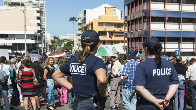 La police à Nouméa, durant une marche contre la violence en août 2015. 