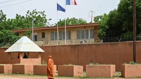 Une femme marche devant les locaux de l'ambassade de France à Niamey, la capitale du Niger,  le 7 septembre 2023
