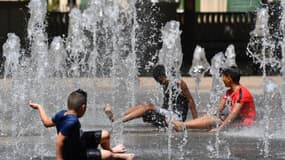 Des enfants sous une fontaine