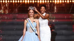 Miss Tahiti, Hinaupoko Devèze, est couronnée par la Miss France 2025 Angélique Angarni-Filopon lors du concours de beauté Miss France 2026 au Zénith d'Amiens, dans la Somme, le 6 décembre 2025