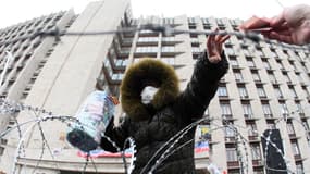 A Donetsk, une activiste pro-Russe collecte de l'argent pour son camp devant le batiment d'Etat régional.