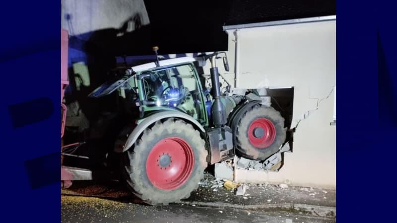 Un tracteur encastré dans une maison à Hennebont (Morbihan) dans la nuit du 23 novembre 2024.