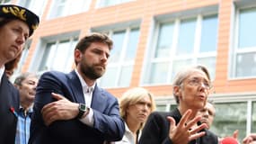 La Première ministre française Elisabeth Borne (d) aux côtés de la préfète du Val-de-Marne Sophie Thibault (g) et du maire de L'Haÿ-les-Roses Vincent Jeanbrun (2e à g) dans cette commune de la banlieue sud de Paris, le 2 juillet 2023