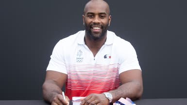 Teddy Riner, dans la tenue officielle de l'équipe de France olympique, lors des Jeux de Paris à l'été 2024.