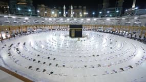 Des pèlerins prient avec distanciation à La Mecque, au premier jour du ramadan le 13 avril 2021.