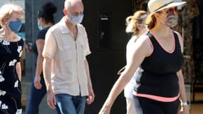 Des personnes portent un masque de protection dans une rue de Bruxelles, le 12 août 2020 en Belgique.