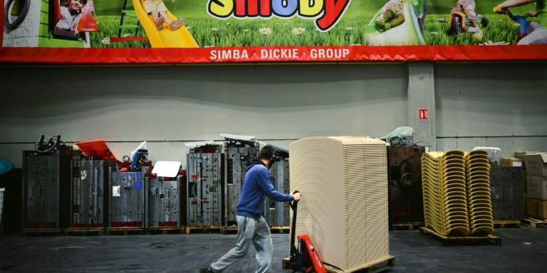 Un employé travaille dans l'usine du fabricant français de jouets Smoby à Arinthod, le 28 novembre 2024 dans le Jura