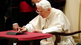 Benoît XVI a publié mercredi son premier message sur le réseau social Twitter, une dizaine de jours après la création de son compte @pontifex. Dans son premier tweet, le pape accorde sa bénédiction à ses plus de 650.000 abonnés. /Photo prise le 12 décembr